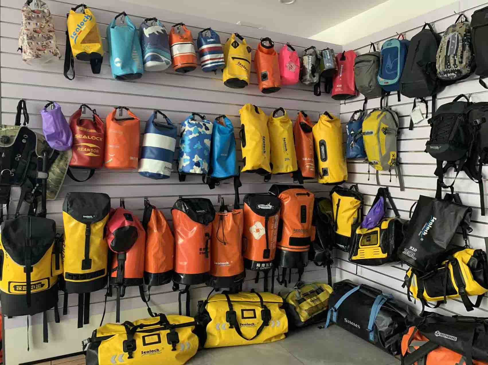 Vodotěsný suchý vak pro rafting: Základní funkce pro ochranu na divoké vodě